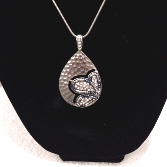 Silvertone 2.3/4" Hammered Pentant with Rhinestones & Silvertone Chain - Picture 2 of 5